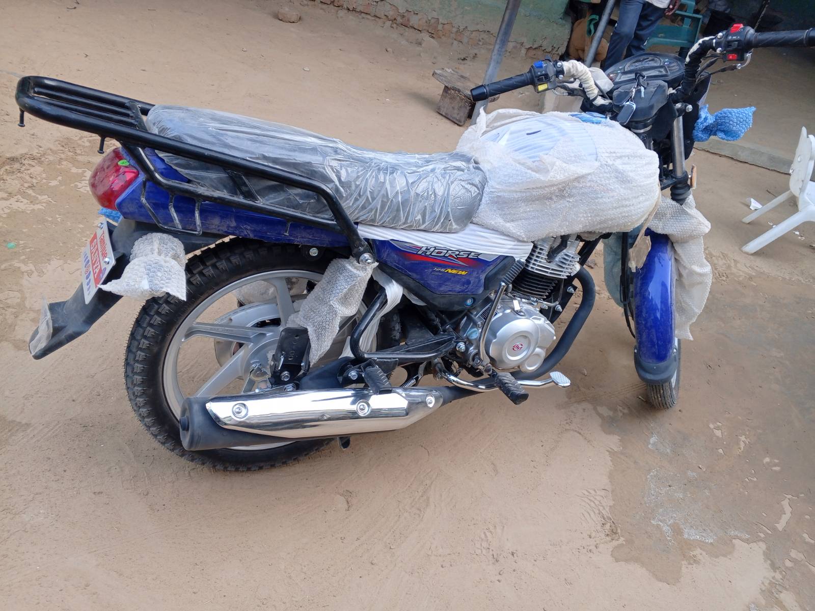 Ein neues Motorrad für das Team im Tschad.